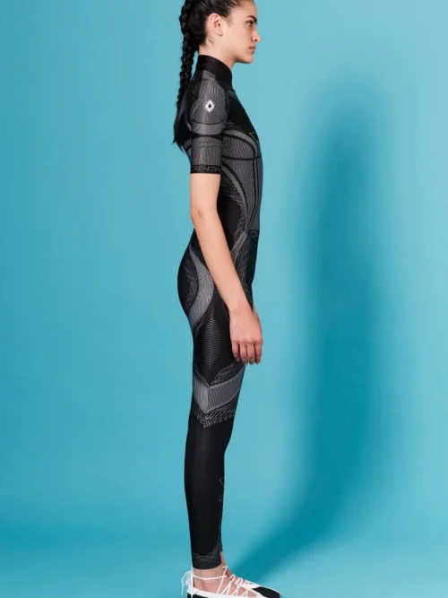 Το Flux Jumpsuit συνδυάζει εφαρμογή που αγκαλιάζει το σώμα με μια ξεχωριστή, σύγχρονη αισθητική. Σχεδιασμένο για ελευθερία κινήσεων, διαθέτει ρευστή hourglass σιλουέτα που ακολουθεί τις γραμμές του σώματος και κινείται μαζί σου.