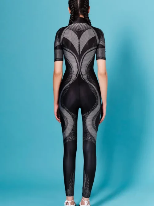 Το Flux Jumpsuit συνδυάζει εφαρμογή που αγκαλιάζει το σώμα με μια ξεχωριστή, σύγχρονη αισθητική. Σχεδιασμένο για ελευθερία κινήσεων, διαθέτει ρευστή hourglass σιλουέτα που ακολουθεί τις γραμμές του σώματος και κινείται μαζί σου.