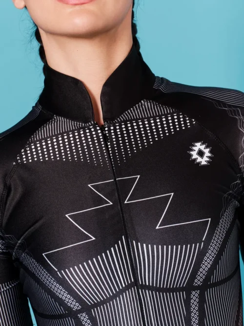 Το Flux Jumpsuit συνδυάζει εφαρμογή που αγκαλιάζει το σώμα με μια ξεχωριστή, σύγχρονη αισθητική. Σχεδιασμένο για ελευθερία κινήσεων, διαθέτει ρευστή hourglass σιλουέτα που ακολουθεί τις γραμμές του σώματος και κινείται μαζί σου.