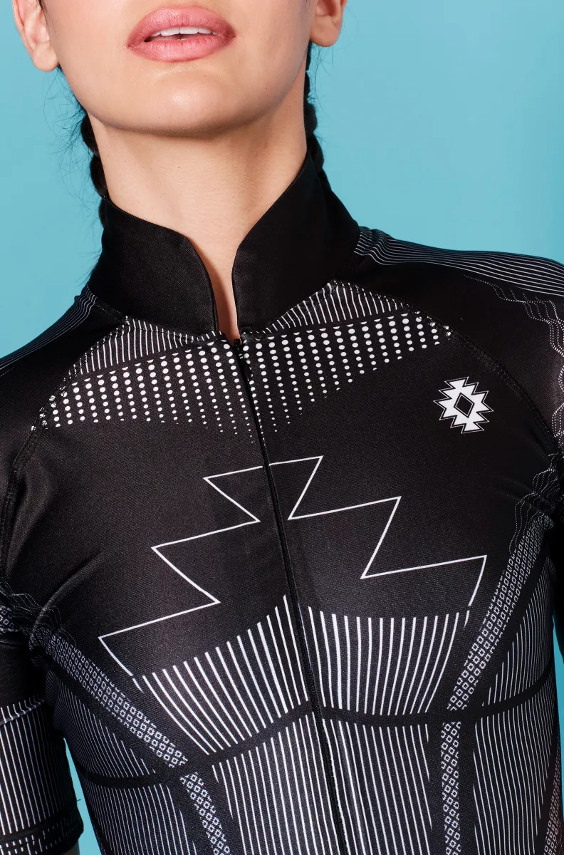 Το Flux Jumpsuit συνδυάζει εφαρμογή που αγκαλιάζει το σώμα με μια ξεχωριστή, σύγχρονη αισθητική. Σχεδιασμένο για ελευθερία κινήσεων, διαθέτει ρευστή hourglass σιλουέτα που ακολουθεί τις γραμμές του σώματος και κινείται μαζί σου.