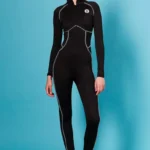 Η STILLNESS JUMPSUIT της Peace + Chaos συνδυάζει τη sporty αισθητική με τη θηλυκή κομψότητα, δημιουργώντας ένα εντυπωσιακό κομμάτι που αναδεικνύει τη σιλουέτα.