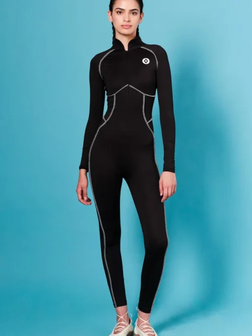 Η STILLNESS JUMPSUIT της Peace + Chaos συνδυάζει τη sporty αισθητική με τη θηλυκή κομψότητα, δημιουργώντας ένα εντυπωσιακό κομμάτι που αναδεικνύει τη σιλουέτα.