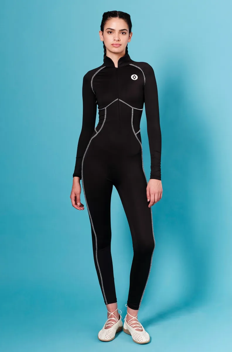 yw26601_1 Η STILLNESS JUMPSUIT της Peace + Chaos συνδυάζει τη sporty αισθητική με τη θηλυκή κομψότητα, δημιουργώντας ένα εντυπωσιακό κομμάτι που αναδεικνύει τη σιλουέτα.